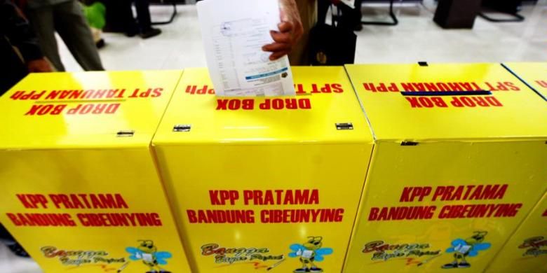 Warga memasukkan formulir SPT Pajak mereka para kotak yang tersedia di Kantor Pelayanan Pajak Pratama Bandung Cibeunying, beberapa waktu lalu.
