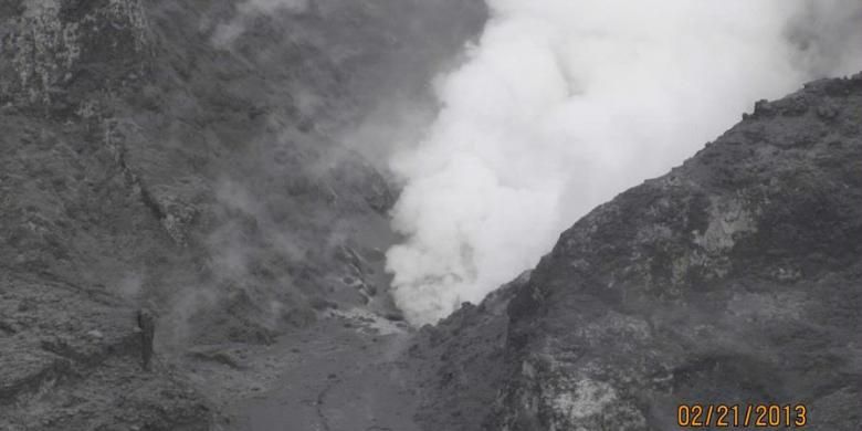 Situasi Kawah Ratu Gunung Tangkuban Parahu dalam foto bertanggal 21 Februari 2013 yang dipublikasikan Pusat Vulkanologi dan Mitigasi Bencana Geologi (PVMBG) Badan Geologi Kementerian Energi dan Sumber Daya Mineral.