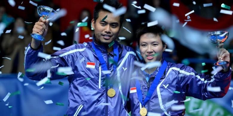 Ganda campuran Indonesia, Tontowi Ahmad (kiri) dan Liliyana Natsir, mengangkat trofi All England yang mereka raih usai kalahkan pasangan China, Zhang Nan/Zhao Yunlei, Minggu (10/3/2013).