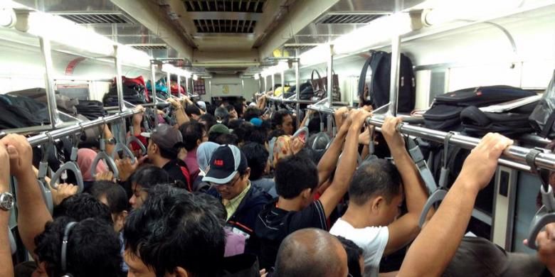 Penumpang commuterline tujuan stasiun serpong berdesakan di dalam kereta, Rabu (20/3/2013). Penuhnya penumpang tersebut imbas gangguan sinyal di stasiun sudimara, bintaro. 

