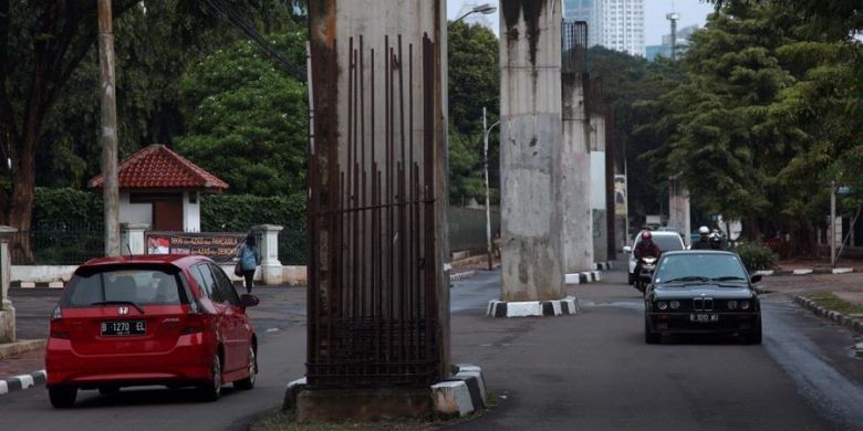 Tiang-tiang proyek monorel di Jalan Gelora, Jakarta Pusat, Minggu (24/3/2013). Pemerintah Provinsi DKI Jakarta menargetkan pembangunan fisik proyek MRT akan mulai dikerjakan dalam waktu satu bulan.