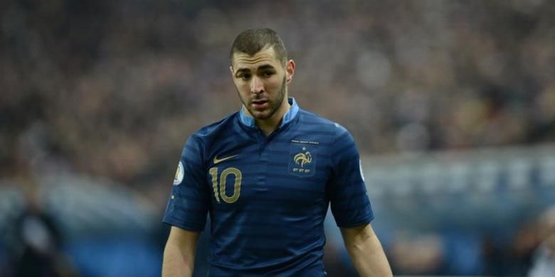 Ekspresi penyerang Perancis, Karim Benzema setelah dikalahkan Spanyol 0-1 pada lanjutan kualifikasi Piala Dunia 2014 Grup I di Stade de France, Selasa (26/3/2013).