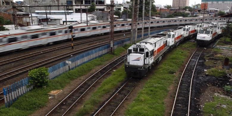 Kereta api melintas meninggalkan Stasiun Jatinegara, Jakarta Timur, Jumat (29/3/2013).