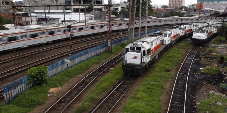 Kereta Api Melintas Meninggalkan Stasiun Jatinegara Jakarta Timur Jumat