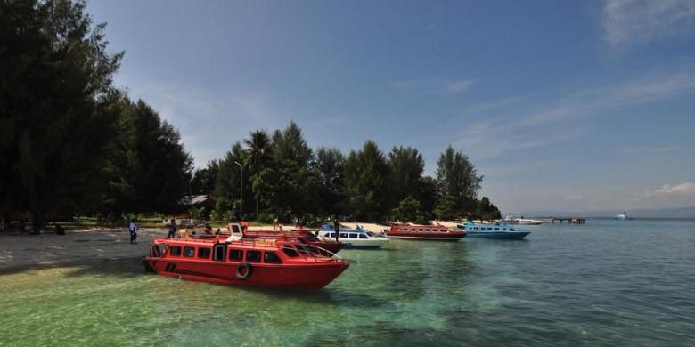 Kapal bersandar di Pulau Dodola, Morotai, Maluku Utara, Jumat (14/9/2012). Pulau Dodola merupakan salah satu obyek wisata di Morotai yang mulai ramai dikunjungi wisatawan dalam dan luar negeri. 