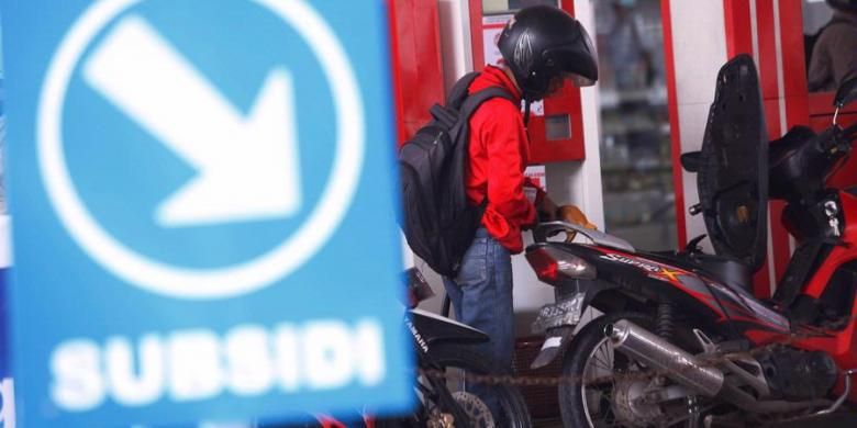 Ilustrasi: Pengendara sepeda motor mengisi bahan bakar minyak (BBM) bersubsidi ke kendaraannya di Stasiun Pengisian Bahan Bakar untuk Umum (SPBU) 34.10102 di jalan KH. Hasyim Ashari, Jakarta beberapa waktu lalu.
