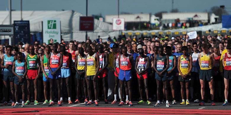 Mengawali London Marathon, Minggu (21/4/2013), para peserta mengheningkan cipta selama 30 detik untuk menghormati para korban penyerangan di Boston Marathon, Senin (15/4/2013). AFP/CARL COURT. 