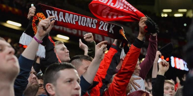 Luapan kegembiraan pendukung Manchester United atas keberhasilan Setan Merah meraih gelar juara Premier League pada musim ini. 