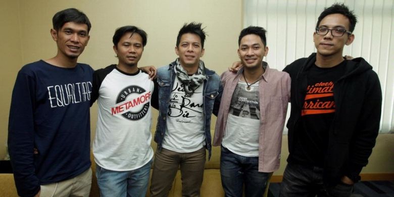 Para personel NOAH, yaitu (dari kiri ke kanan) Lukman, Reza, Ariel, Uki, dan David berkunjung ke kantor Redaksi Kompas.com, Palmerah, Jakarta, Selasa (26/3/2013). NOAH telah mengeluarkan album pertama mereka, yang bertajuk Seperti Seharusnya. 