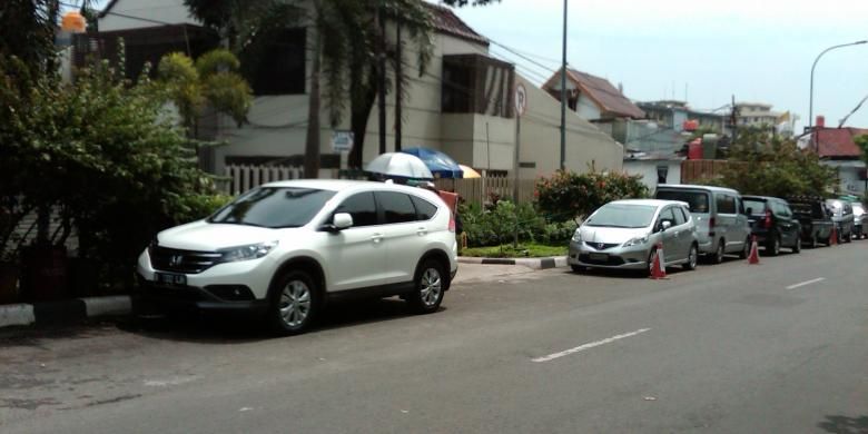 Sejumlah kendaraan roda empat milik warga di Jalan Nipah I, Petogogan, Kebayoran Baru, Jakarta Selatan yang diparkirkan di pinggir jalan akibat ketiadaan tempat parkir di kediaman