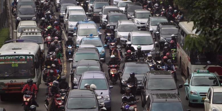 Pengguna kendaraan bermotor macet di Jalan Gatot Subroto, Jakarta Selatan, Senin (22/4/2013). Pembenahan sarana angkutan umum mendesak dilakukan untuk mengurai kemacetan lalu lintas yang tiap hari mendera Jakarta.
