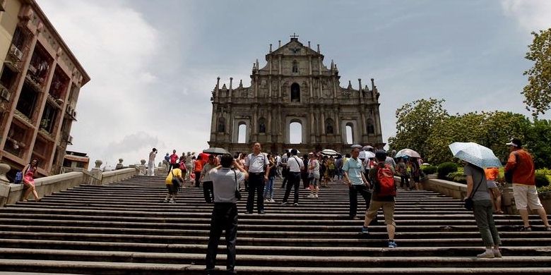 Wisatawan mengunjungi reruntuhan bangunan Gereja St Paul, Macau, Minggu (13/5/2012).  
