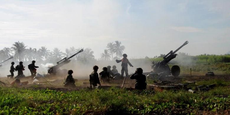 Ilustrasi: Pasukan Resimen Artileri Korps Marinir TNI AL bersiap menembakkan meriam howitzer 105 saat Latihan Gabungan TNI 2013 di Pantai Banongan, Situbondo, Jawa Timur, Jumat (3/5/2013). Latgab dihadiri oleh Presiden Susilo Bambang Yudhoyono dengan melibatkan 16.745 prajurit TNI dari ketiga angkatan.
