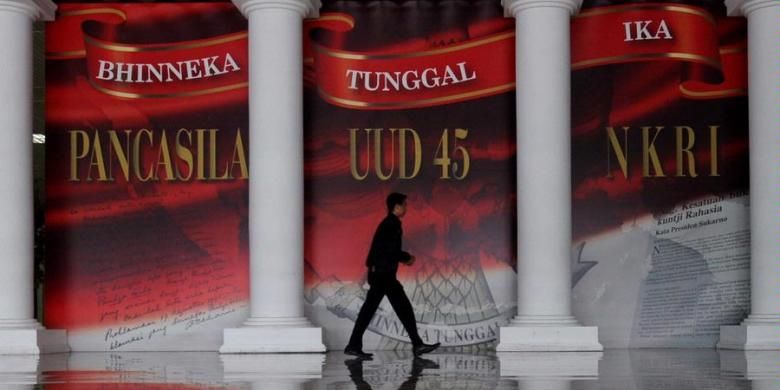 Kampanye empat pilar kebangsaan terus digemakan. Salah satunya seperti terpasang di Parlemen, Senayan, Jakarta, Selasa (7/5/2013). Kampanye empat pilar kebangsaan meliputi Pancasila, UUD 1945, NKRI, dan Bhinneka Tunggal Ika. 
