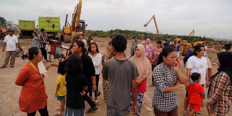 Warga berkumpul di sisi Waduk Pluit, Jakarta, Senin (13/5/2013). Warga mengadukan adanya praktek pungli dan tawar menawar dalam pembongkaran pemukiman liar oleh oknum Satpol PP. Pemda DKI Jakarta tetap akan meneruskan pembongkaran pemukiman liar di pinggir-pinggir waduk karena tanah tersebut adalah tanah negara.

