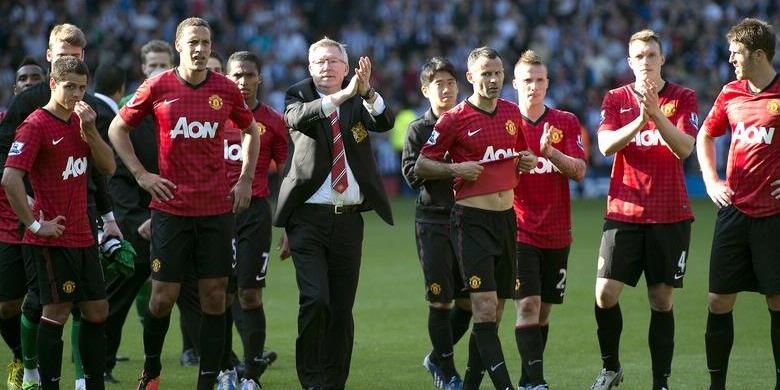 Manajer Manchester United, Sir Alex Ferguson, bersama para pemain memberikan aplaus kepada penonton usai laga terakhir Premier League melawan West Bromwich Albion, Minggu (19/5/2013). Duel berakhir imbang 5-5.