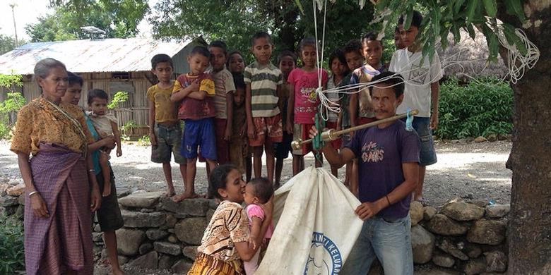 Warga sedang menimbang balita di bawah pohon di Kampung Kofin, Desa Tasinifu, Kecamatan Mutis, Kabupaten Timor Tengah Utara (TTU), NTT.