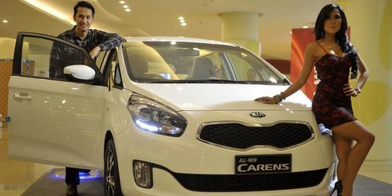 PT KIA Mobil Indonesia mengenalkan All New Carens untuk media di Jakarta, Rabu (29/5/2013). Kendaraan keluarga ini mengusung mesin generasi baru NU 2.0L DOHC Dual CVVT dengan pilihan transmisi manual dan matik. Untuk varian manual akan dibanderol dengan harga dibawah Rp 250 juta.
