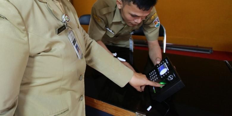 Salah satu PNS Pemkot Magelang sedang melakukan rekam sidik jari apa alat finger print di pemkot setempat, Senin (3/6/2013).