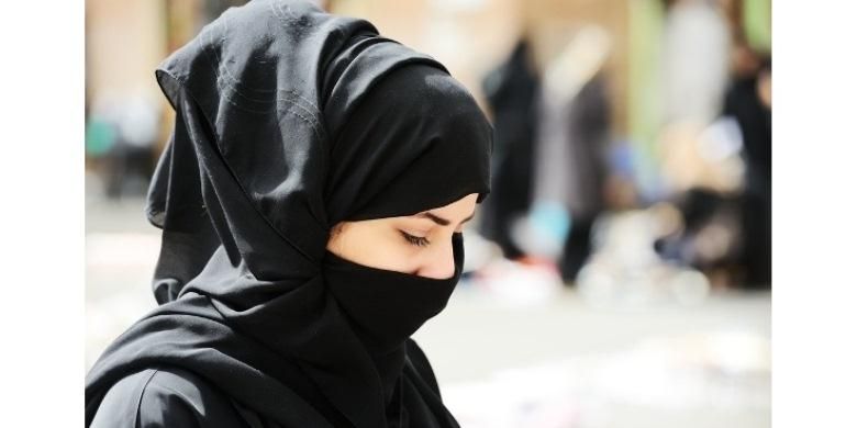 Perempuan-perempuan Arab Saudi menggunakan cadar sebagai bagian dari pakaian kesehariannya, mengingat kondisi cuaca yang berangin sehingga membawa debu pasir. 