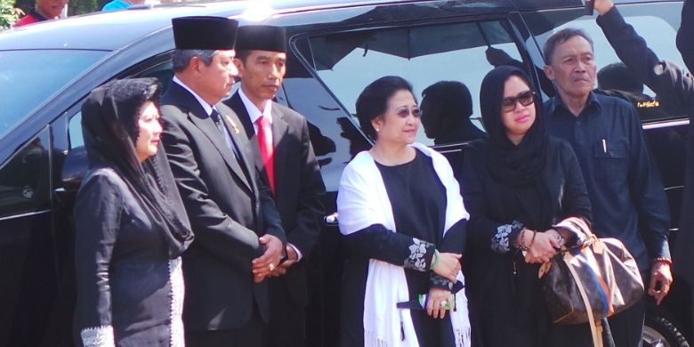 Presiden SBY bersama Ketua Umum PDI P Megawati Soekarnoputeri dan Gubernur DKI Jakarta Joko Widodo menyambut kedatangan jenazah Taufiq Kiemas di TMP Kalibata. Minggu (9/6/2013).