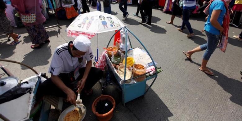 Penjual kerak telor meramaikan acara Festival Palang Pintu di Jalan Kemang, Jakarta, Sabtu (8/6). Festival budaya dan kuliner Betawi tersebut diselenggarakan ke delapan kalinya dalam rangka HUT DKI ke-486. Festival akan berlangsung 8-9 Juni 2013

Kompas/Lucky Pransiska (UKI)
08-06-2013