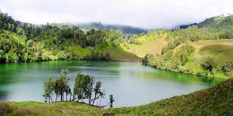 Danau Ranu Kumbolo yang berada di jalur pendakian ke puncak Gunung Semeru di Kabupaten Lumajang, Jawa Timur, seolah menjadi magnet tersendiri bagi pendaki. Di danau seluas 8 hektar yang berada di ketinggian 2.390 meter di atas permukaan laut inilah biasanya pendaki beristirahat di tenda-tenda yang mereka bawa sembari mempersiapkan diri menggapai Puncak Mahameru. Tampak kondisi danau yang tenang dilihat dari atas jalur pendakian, Rabu (5/6/2013) pagi.