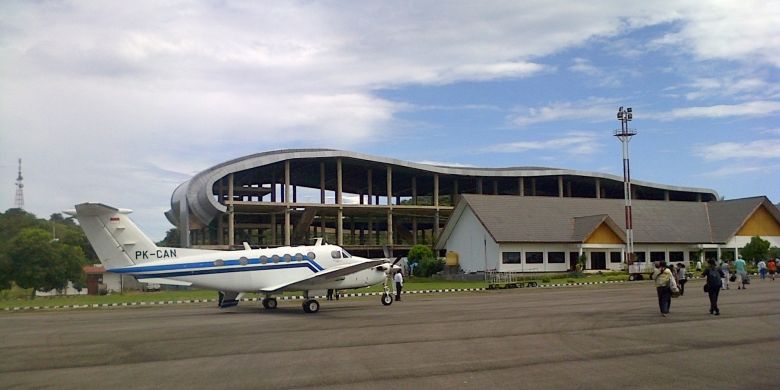Menurut Kepala Bandara Labuhan Bajo, Fuadani, (Rabu/19/2013), para pelancong datang dari berbagai daerah. Jumlahnya terus meningkat secara signifikan.