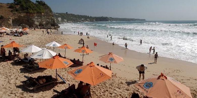 Wisatawan mengunjungi Pantai Dreamland, di Bali, Jumat (7/9/2012). 