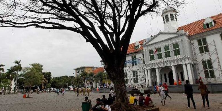 Suasana di kawasan Museum Sejarah Jakarta (Fatahillah), Selasa (4/12/2012). Gedung ini dulu adalah sebuah Balai Kota yang dibangun pada tahun 1707-1710 atas perintah Gubernur Jenderal Johan van Hoorn. Bangunan museum ini menyerupai Istana Dam di Amsterdam, terdiri atas bangunan utama dengan dua sayap di bagian timur dan barat serta bangunan sanding yang digunakan sebagai kantor, ruang pengadilan, dan ruang-ruang bawah tanah yang dipakai sebagai penjara. 