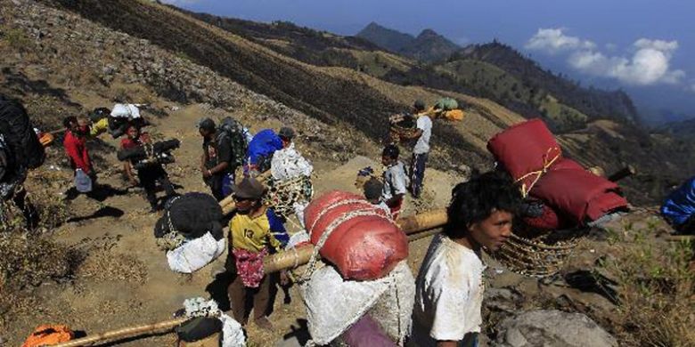 Para porter tim Ekspedisi Cincin Api Kompas bersiap menuruni lereng Gunng Rinjanidi jalur Senaru, Lombok Utara, Nusa Tenggara Barat, Sabtu (1/10/2011).