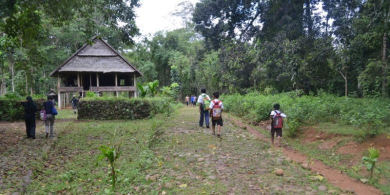 Jalan masuk ke Desa Adat Ammatoa, Desa Tana Towa Kecamatan Kajang, Kabupaten Bulukumba, Sulawesi Selatan.