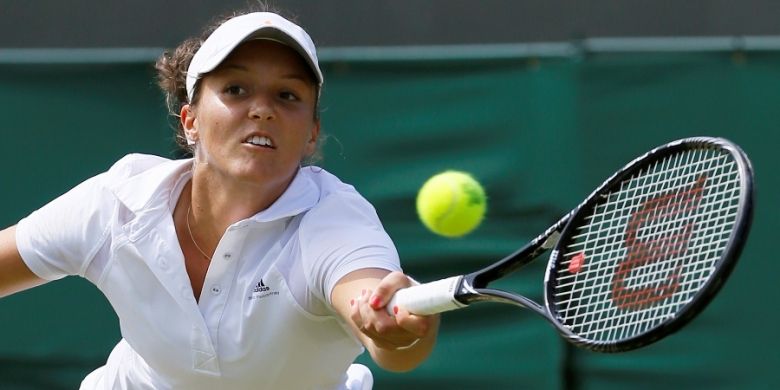 Petenis Inggris, Laura Robson, mengembalikan bola dari Marina Erakovic, saat bertemu di babak ketiga turnamen grand slam Wimbledon, Sabtu (29/6/2013).