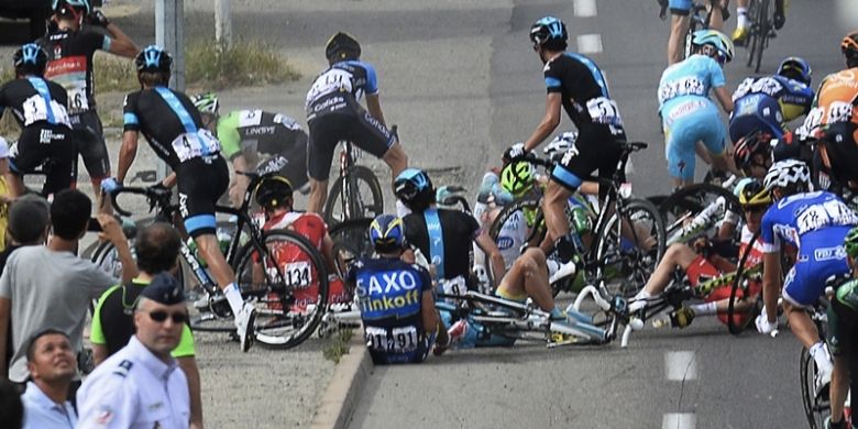Puluhan pembalap, termasuk favorit juara Tour de France tahun ini Alberto Contador (bernomor 91), bertabrakan di etape pertama balap sepeda terkenal ini akibat kekacauan di garis finis yang diakibatkan mogoknya sebuah bus.