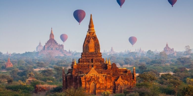 Balon udara di kawasan kuli di Bagan, Myanmar.