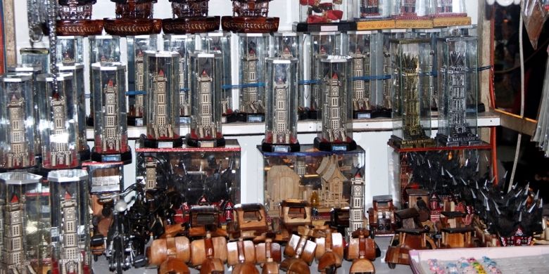 Replika Jam Gadang Banyak Dijajakan Pedagang di Pasar Atas, Kota Bukittinggi, Sumatera Barat