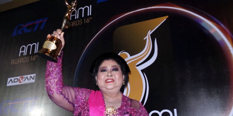 Penyanyi keroncong kenamaan Waljinah menerima penghargaan Lifetime Achievement dari AMI Awards 2013 di Studio 8 RCTI, Kebon Jeruk, Jakarta Barat, Selasa (2/7/2013) malam.