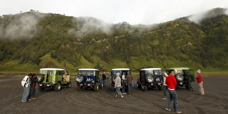 Sejumlah jeep mengantar wisatawan di kawasan wisata Taman Nasional Bromo Tengger Semeru, Jawa Timur, Sabtu (17/12/2011). Setelah sempat sepi wisatawan selama kurang lebih 6 bulan akibat erupsi Gunung Bromo, Pariwisata di kawasan ini kembali hidup. Untuk menyewa jeep wisatawan harus mengeluarkan biaya Rp 450.000.