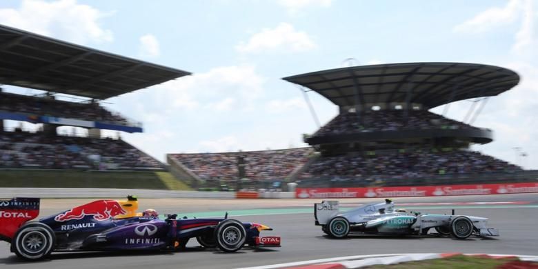 Pebalap Mercedes, Lewis Hamilton, membalap di depan pebalap Red Bull, Mark Webber, saat kualifikasi GP Jerman di Sirkuit Nurburgring, Sabtu (6/7/2013).