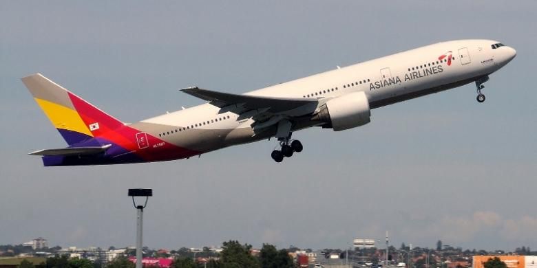 Sebuah pesawat Boeing 777-200ER milik maskapai penerbangan Korea Selatan, Asiana Airlines sedang lepas landas dari Bandara Internasional Sydney, Australia.