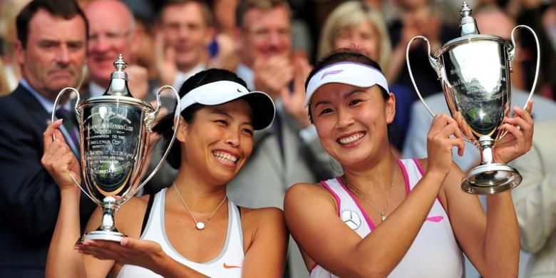 Petenis China Peng Shuai (kanan) dan Hsieh Su-Wei, dari Taiwan memamerkan trofi juara yang mereka dapatkan usai mengalahkan pasangan Australia, Ashleigh Barty dan Casey Dellacqua dalam babak final ganda putri Grand Slam Wimbledon 2013.


