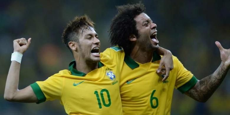 Penyerang, Neymar (kiri) dan bek Marcelo merayakan kemenangan setelah gelandang Paulinho mencetak gol melawan Uruguay pada semifinal Piala Konfederasi Brasil 2013 di Stadion Mineirao, Belo Horizonte, 26 Juni 2013.