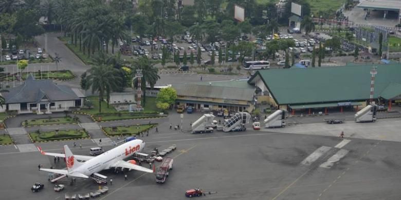 Pesawat terbang komersial parkir di apron Bandara Polonia yang berdekatan dengan permukiman di Kota Medan, Sumatera Utara, Sabtu (28/4/2012). Bandara Polonia yang resmi dibuka tahun 1928 dan saat ini kondisinya tidak mendukung sebagai bandara internasional dengan jumlah penumpang yang kian meningkat. Bandara ini akan segera digantikan Bandara Internasional Kualanamu di Kabupaten Deli Serdang pada pertengahan 2013. 