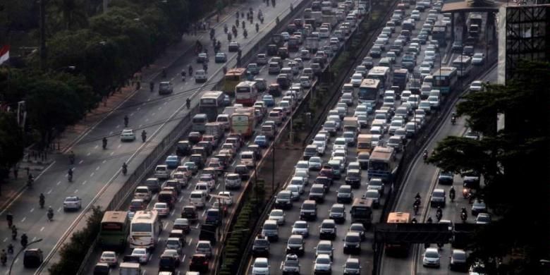 Kepadatan arus lalu lintas di tol dalam kota Jalan Gatot Subroto, Jakarta, Rabu (15/8/2012). Menjelang libur panjang Hari Raya Idul Fitri suasana lalu lintas di Jakarta relatif masih padat.