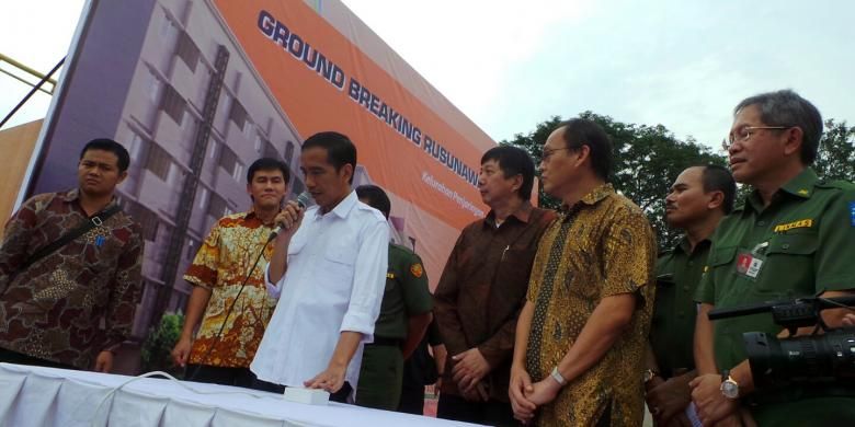 Gubernur DKI Jakarta Joko Widodo (kemeja putih) meresmikan pembangunan rumah susun sederhana sewa Muara Baru, Penjaringan, Jakarta Utara, Senin (15/7/2013).
