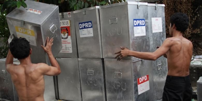 Ilustrasi logistik pemilu: Pekerja menata kotak suara yang telah dirakit di bekas Kantor Kelurahan Bungur, Kecamatan Senen, Jakarta Pusat, Rabu (29/8/2012).  