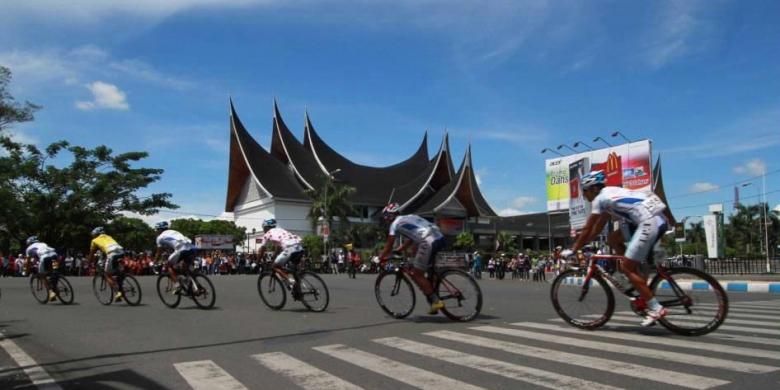 Pebalap sepeda Tour de Singkarak 2013 melintasi tanjakan sesaat setelah start di Padang Pariaman, Padang, Sumatera Barat, Minggu (9/6/2013). Etape 7 yang merupakan etape terakhir Tour de Singkarak dengan rute Padang Pariaman - Kota Padang menempuk jarak 143,5 km.
