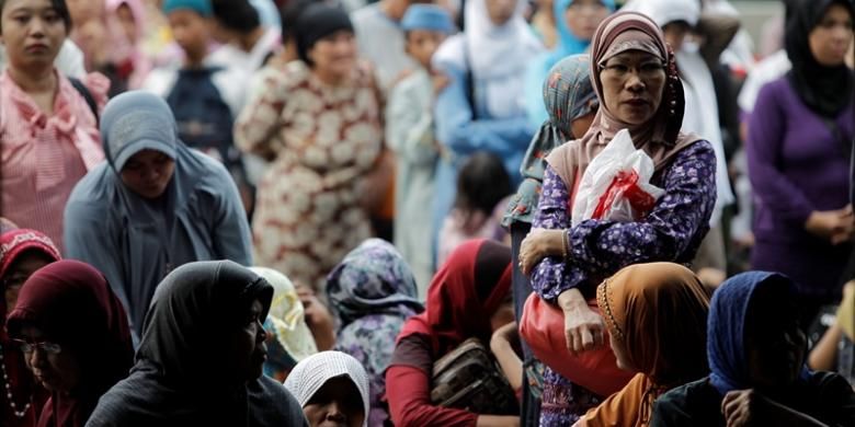 Ilustrasi zakat: Warga antre masuk ke Masjid Istiqlal, Jakarta.