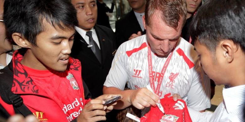 Manajer klub Liverpool Brendan Rodgers memberikan tanda tangan kepada fans Liverpool di lobi Hotel Mulia, Senayan, Jakarta, Kamis (18/7/2013). Liverpool akan bertanding melawan Timnas Indonesia di Stadion Utama Gelora Bung Karno, pada Sabtu 20 Juli 2013.