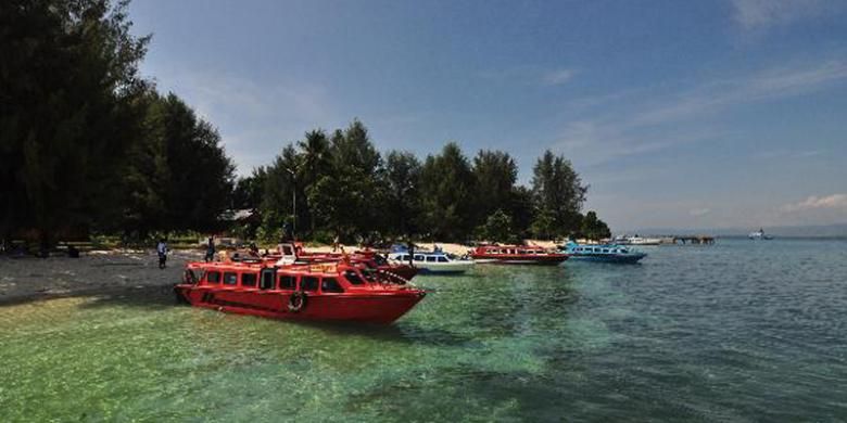Kapal bersandar di Pulau Dodola, Morotai, Maluku Utara, Jumat (14/9/2012). Pulau Dodola merupakan salah satu objek wisata di Morotai yang sedang dikembangkan oleh pemerintah daerah. 